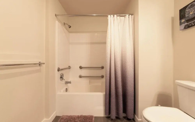 Santa Ana Delightful 4 Bedroom House