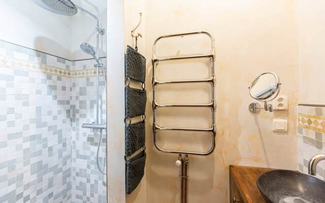 Retro apartment with garden by GuestReady