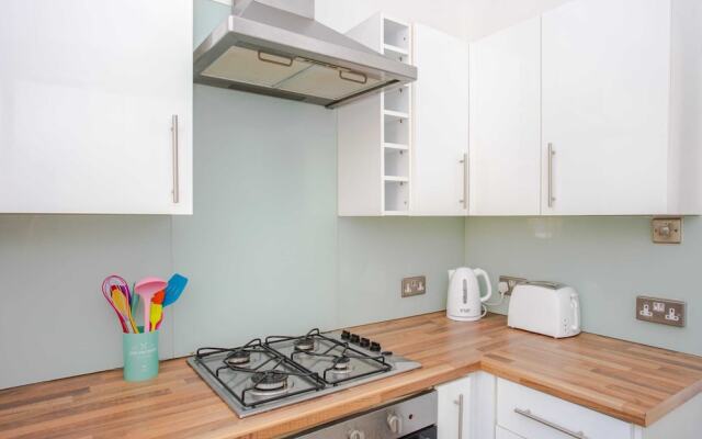 Modern & Spacious 2 Bedroom Flat Near Clapham Common