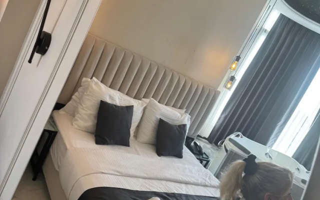 D Twins Airport Hotel