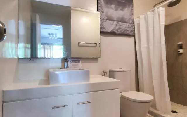 Dr Calayan's 2BR Condo at Pico De Loro