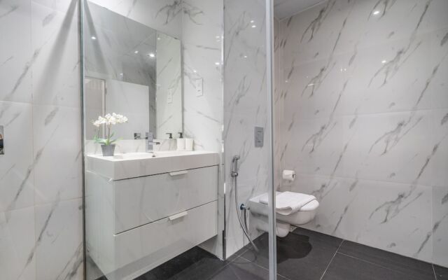 Luxury Waterfront Apartment with Beach Access