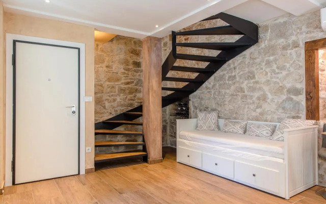Luxury Apt Petra in 400 year old stone house 4+2