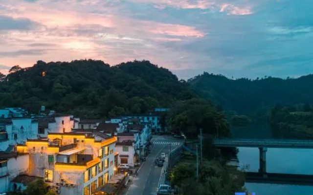 Wuyuan style waterfront homestay