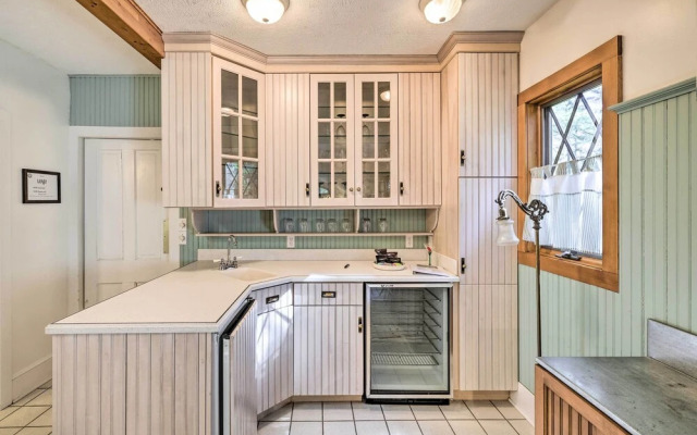 Family-friendly Getaway - 1 Mi to Pocono Lake!