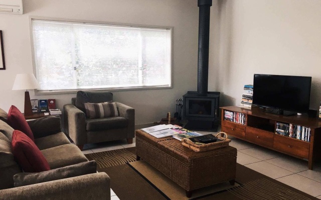 Abalina Cottages, Rotary Drive – Guest Rooms – Bright