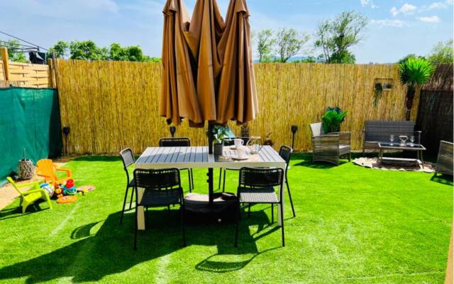 Nice House In A Family Residence Near The Beach