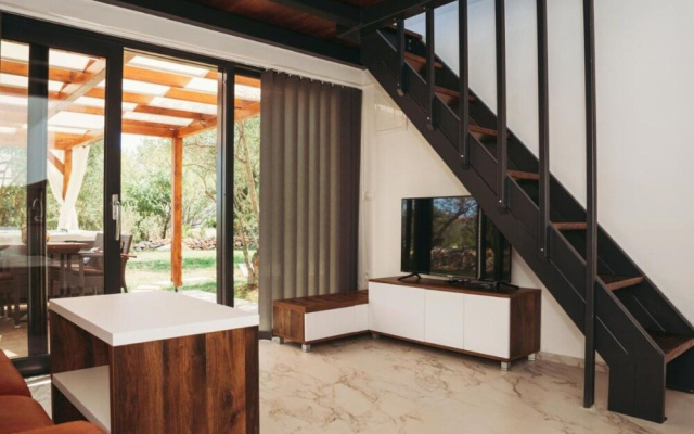 House Stone House With Jacuzzi