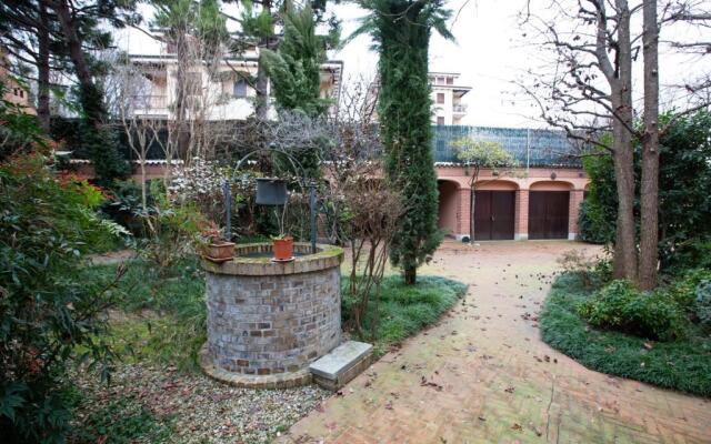 Villa grande con stanze, bagni e giardino