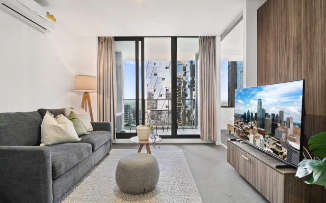2-bed High-rise Apartment With Pool & Gym – Balcony – Melbourne