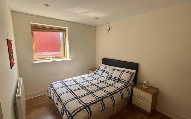 Central Dublin 2-bed Apartment -sleeps 5 & Parking