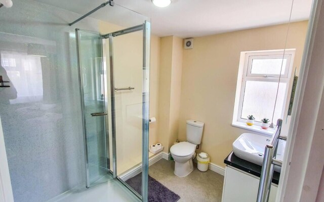 Charming 2-bed Apartment in Stroud