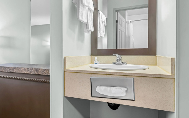 Super 8 by Wyndham Saskatoon Near Saskatoon Airport