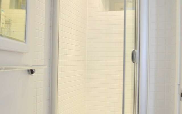 Stylish 2 Bedroom Apartment In Great Location