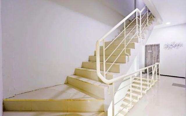 Capital O 91407 Kb Luxury Hostel