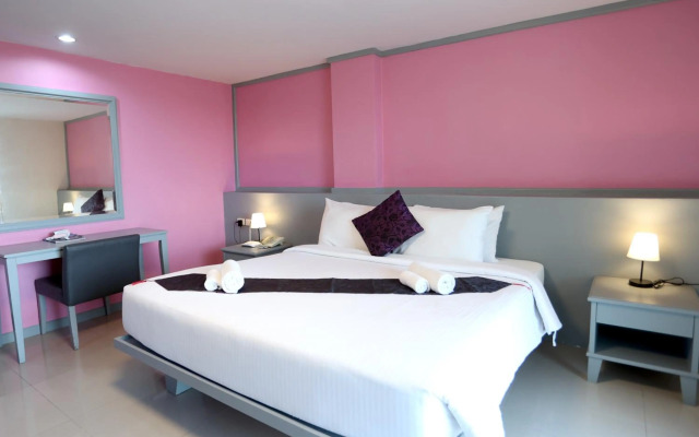 Convenient Grand Hotel (SHA Extra Plus)