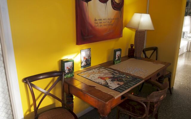 Sow and Piglets Guesthouse - Hostel