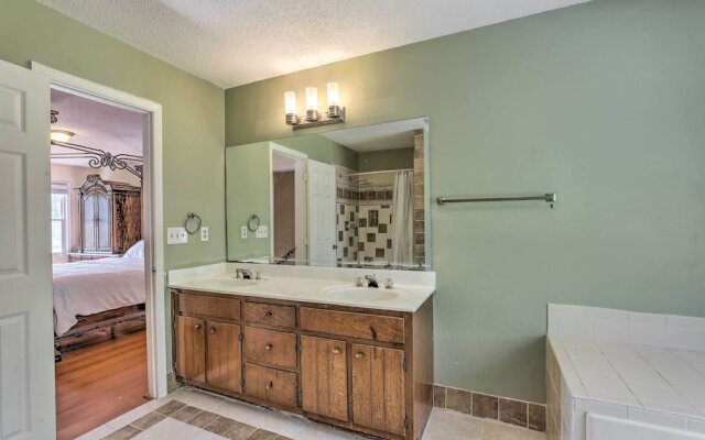 Pet-friendly House w/ Deck in Lawrenceville