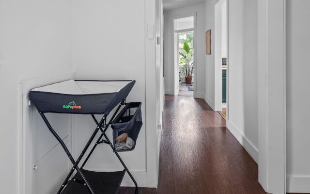 NEW Luxe Pet Friendly Free Parking Downtown