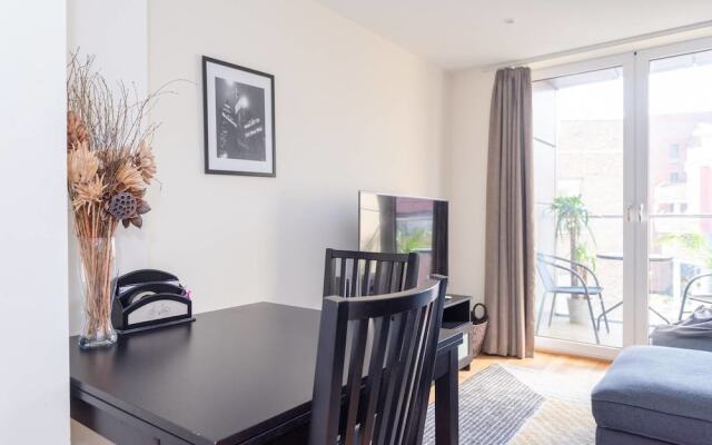 A Beautiful Modern 2 Bedroom Apartment