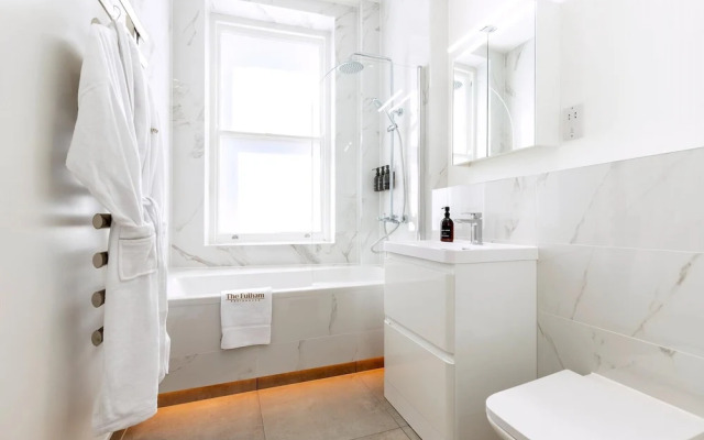 Stylish Chelsea Escape With Private Outdoor Oasis!