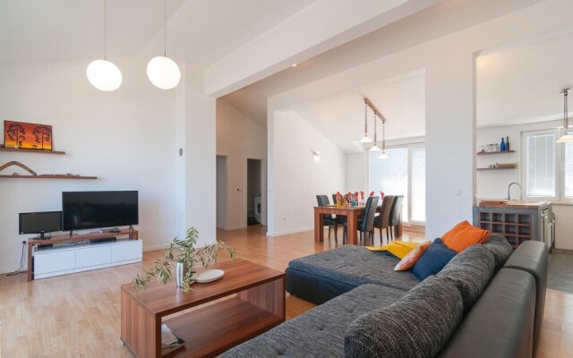 Beautiful Apartment in Sutivan With Wifi and 3 Bedrooms