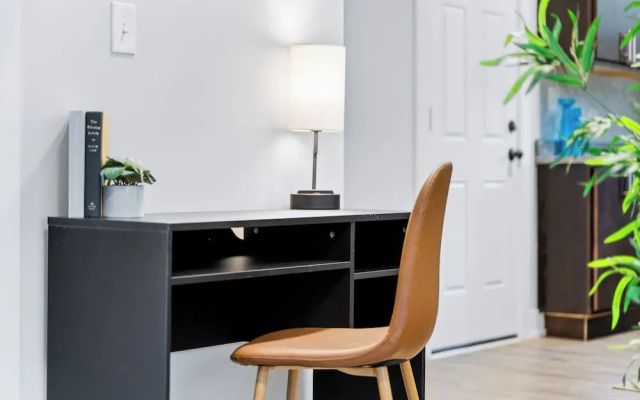 Stylish 1BR in Lakeview - Brompton 1 rep