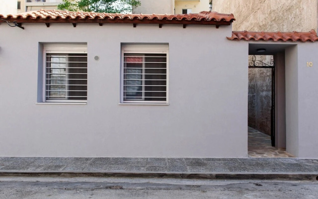 Renovated one bedroom flat in Kerameikos with courtyard by bnbPLUS