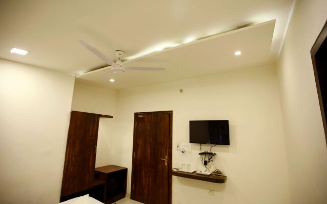 FabHotel Travellers Inn Gomti Nagar