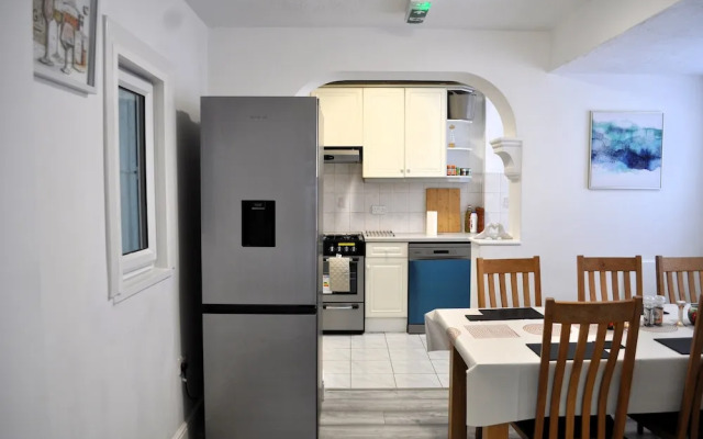 5 Bed Family Home Greater London, Free Parking