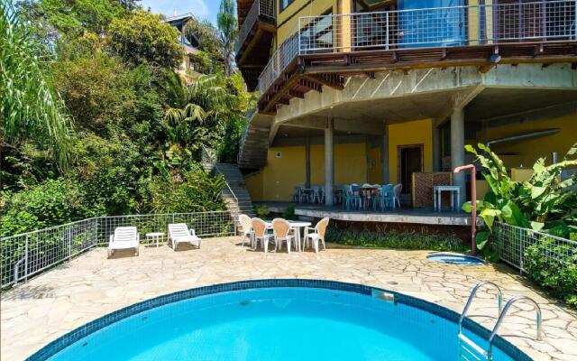 Pineapples Ubatuba | Mansion overlooking the sea