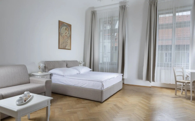 Three Golden Crowns Apartments