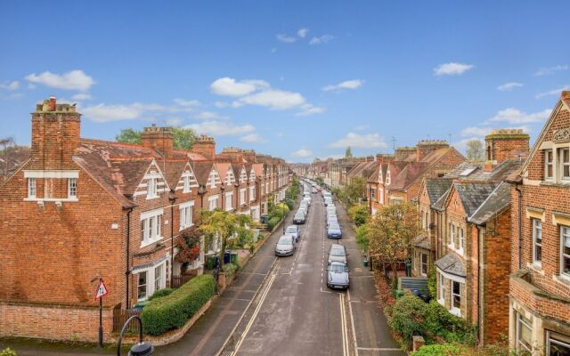 4 Bedroom Canalside Family Home in Oxford