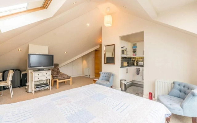 Adorable Studio in Maida Hill