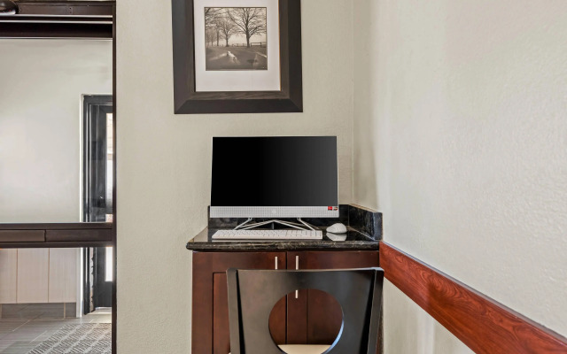 Quality Inn & Suites Des Moines Airport