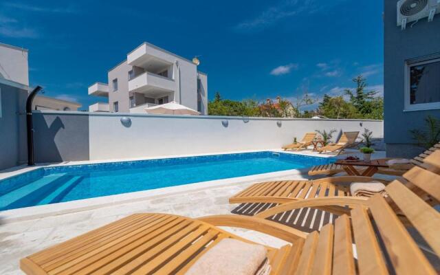 Villa Star 5 a centrally located ap. with a pool