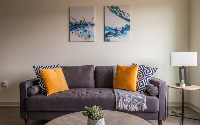 FRONTDESK Main & Clay Apts Butcḣertown Louisville