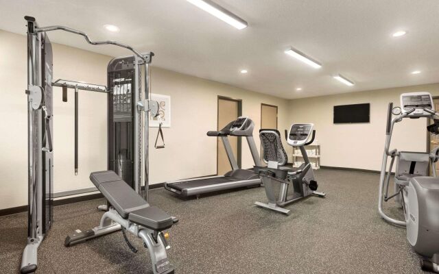 Country Inn & Suites by Radisson, Platteville, WI