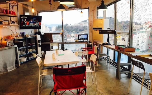 Life Guesthouse - Hostel