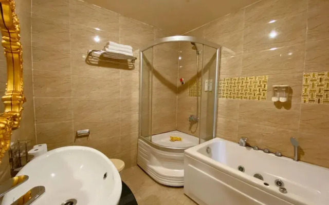 Crowne Meow Bui Vien Hotel 2