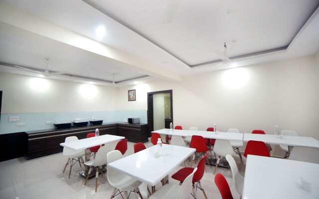 FabHotel Pearl City HiTech City