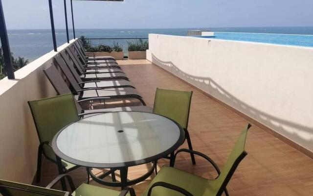 Modern 1 bedroom suite by beach Great location!