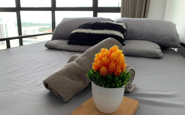 Austin 18, Friendly Sky by HomestayJB