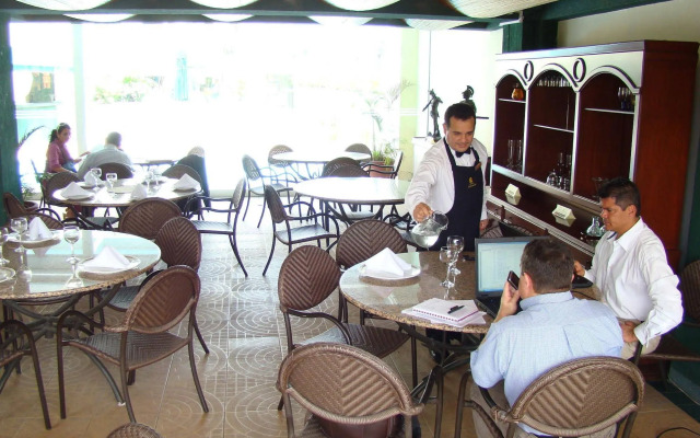 Hotel San Fernando Real