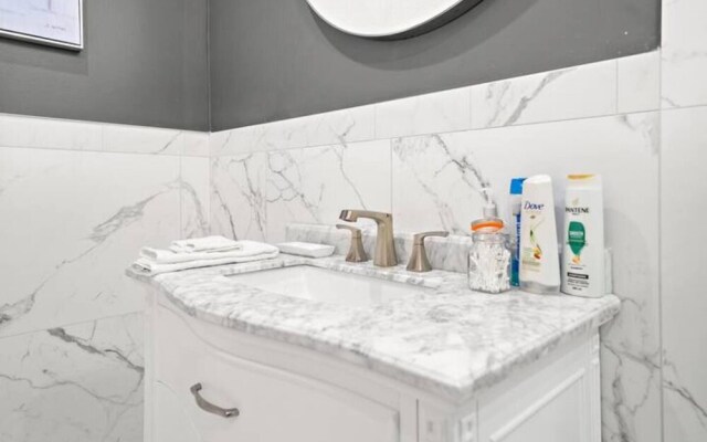 Old Montreal Street View 2BR Loft Hotel