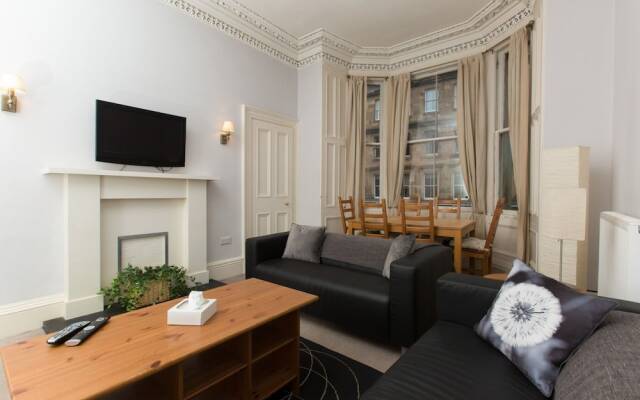 Spacious, Bright 5-br Flat for 10 in Edinburgh