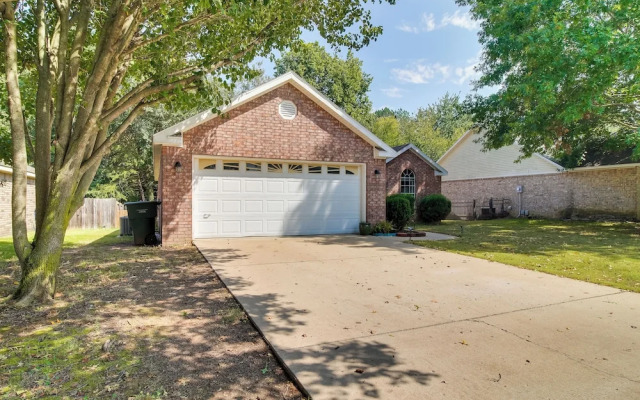 Charming Arkansas Retreat w/ Deck, Near Downtown!