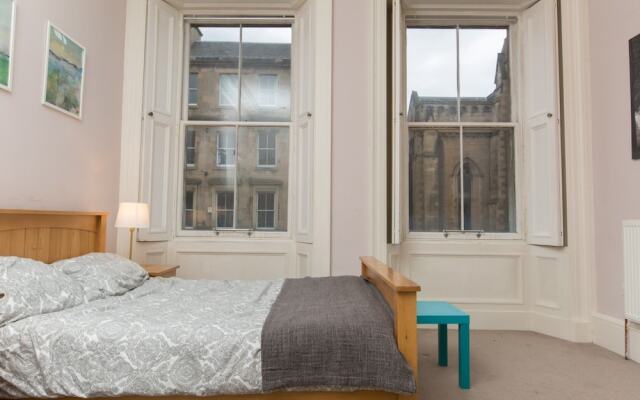 Spacious, Bright 5-br Flat for 10 in Edinburgh