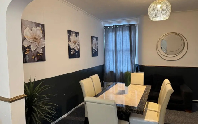 Manchester - House - Sleeps 6 - Parking - Garden