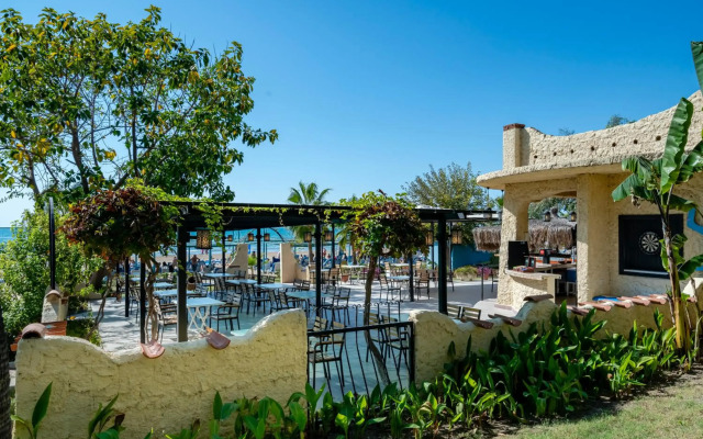 İz Flower Side Beach Hotel